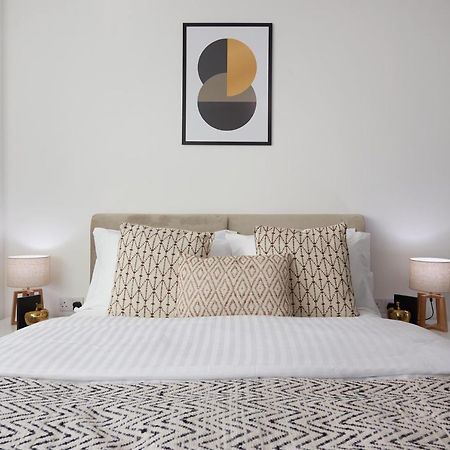 Ferienwohnung Seven Living Slough - Free Parking & Fast Wi-Fi Exterior foto