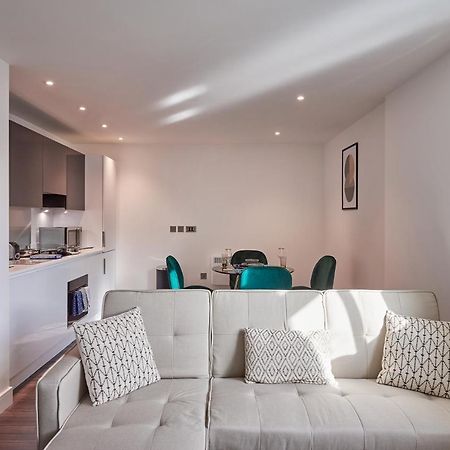 Ferienwohnung Seven Living Slough - Free Parking & Fast Wi-Fi Exterior foto