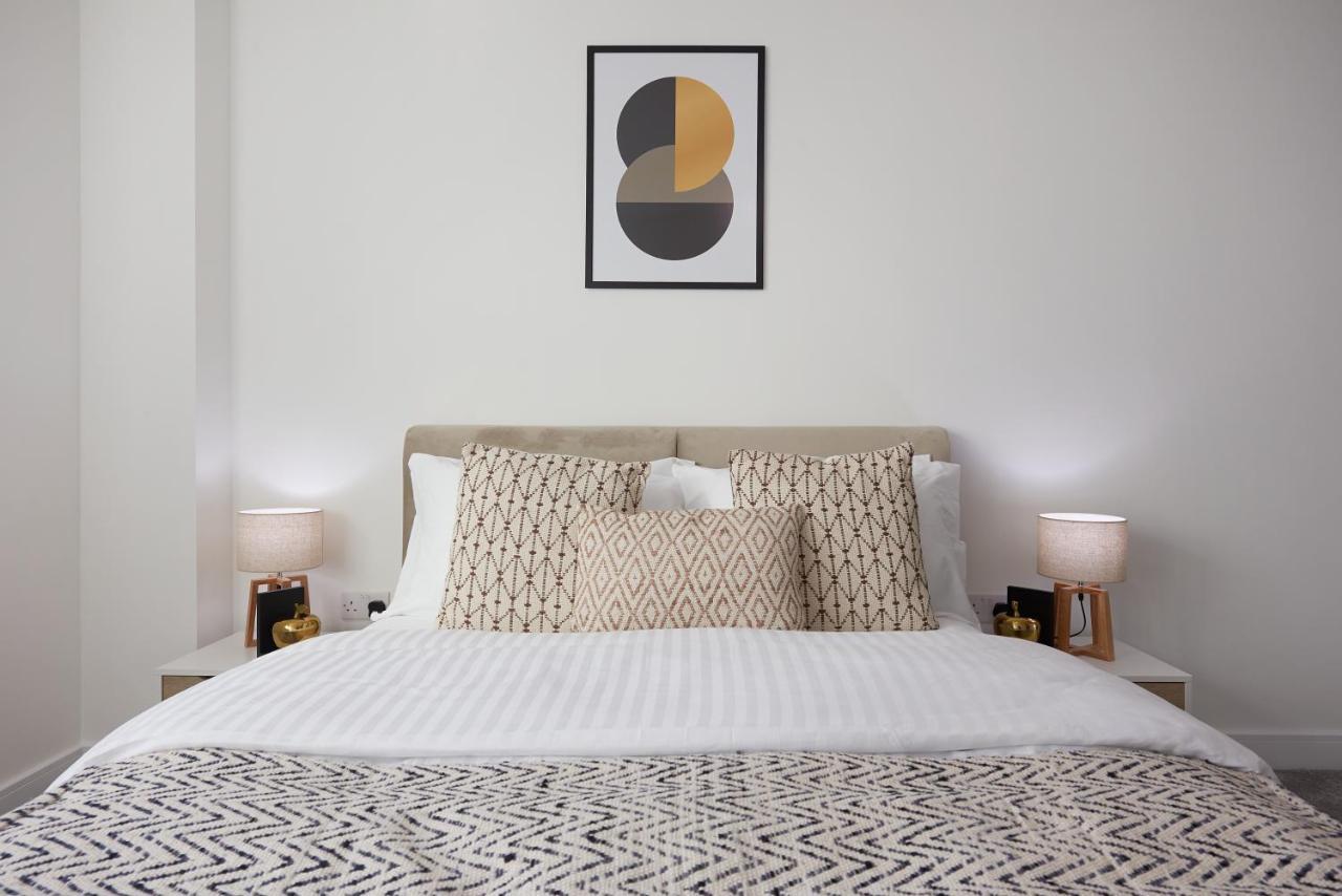 Ferienwohnung Seven Living Slough - Free Parking & Fast Wi-Fi Exterior foto