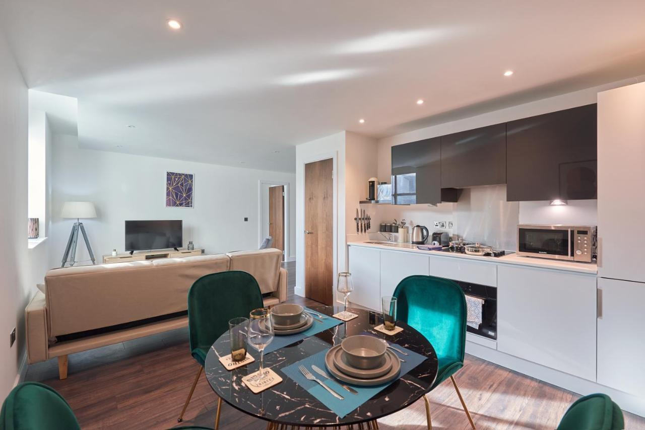 Ferienwohnung Seven Living Slough - Free Parking & Fast Wi-Fi Exterior foto