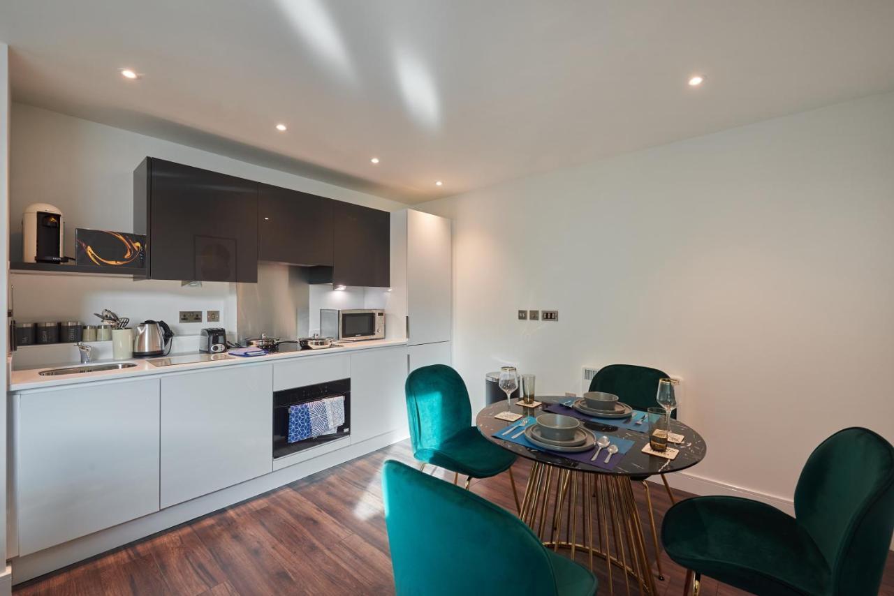 Ferienwohnung Seven Living Slough - Free Parking & Fast Wi-Fi Exterior foto